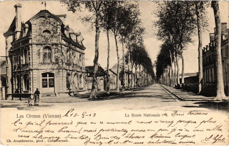 Carte postale ancienne Les Ormes - La Route Nationale aux Ormes