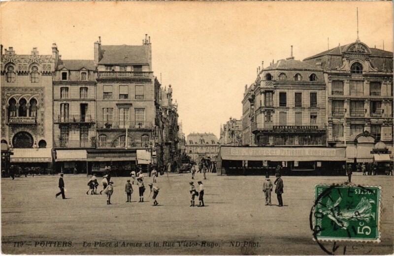 Carte postale ancienne Poitiers - La Place d'Armes et la Rue Victor Hugo à Poitiers