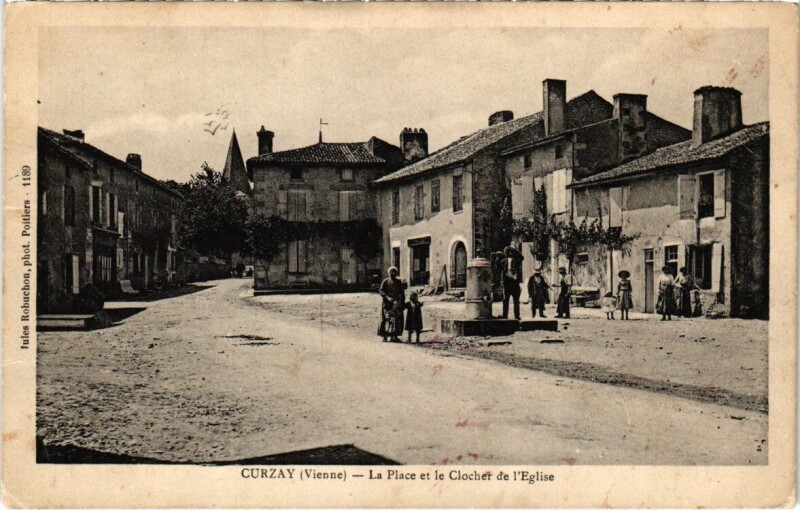 Carte postale ancienne Curzay - La Place et le Clocher de l'Eglise