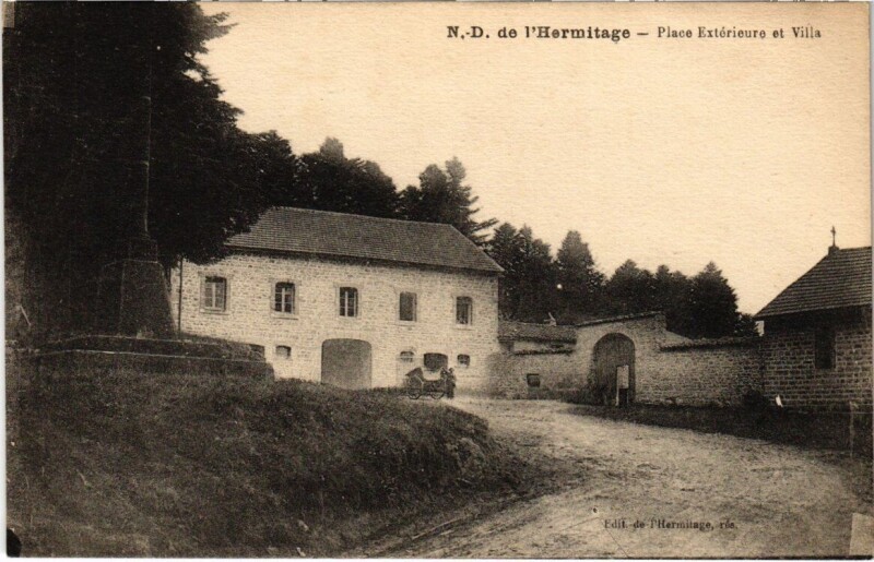Carte postale ancienne De L'Hermitage - Place Extérieure et Villa à L'Hermitage