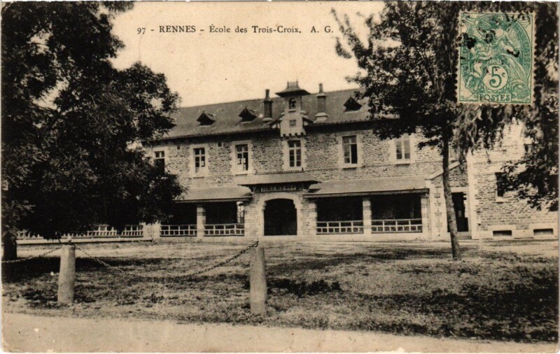 Carte postale ancienne Rennes - Ecole des Trois-Croix à Rennes