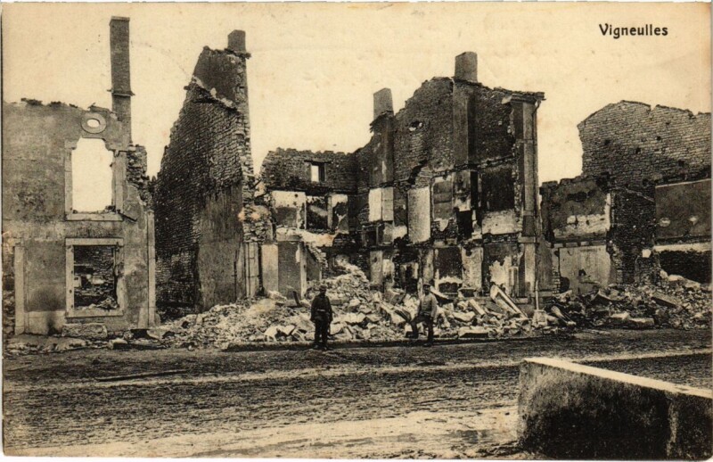 Carte postale ancienne Vigneulles-les-Hattonchatel - Rue - Strassenpartie - Ruines à Vigneulles-lès-Hattonchâtel