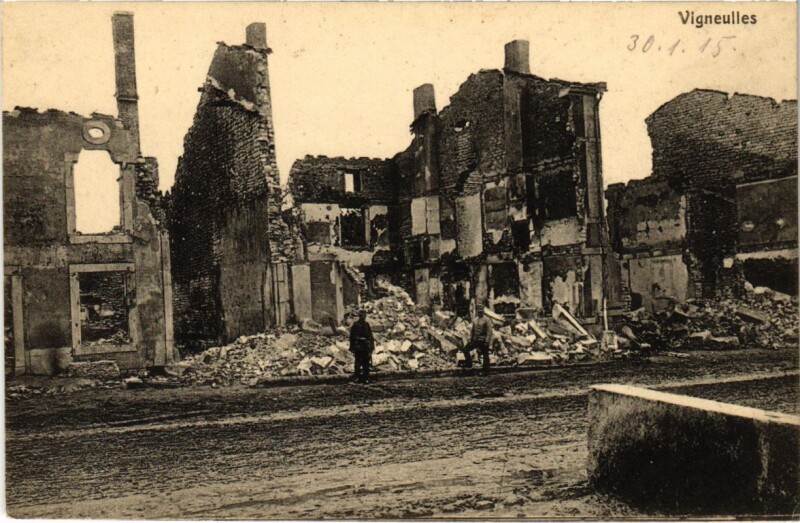 Carte postale ancienne Vigneulles-les-Hattonchatel - Rue - Strassenpartie - Ruines à Vigneulles-lès-Hattonchâtel