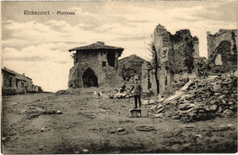 Carte postale ancienne Richecourt - Pfarrhaus - Rue - Street Scene - Ruines à Richecourt