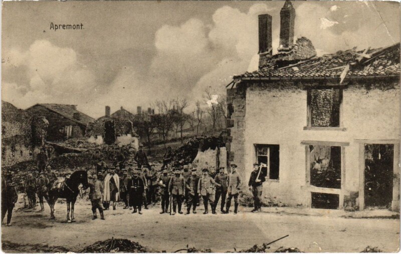 Carte postale ancienne Apremont - Village Scene - Soldiers - Ruines