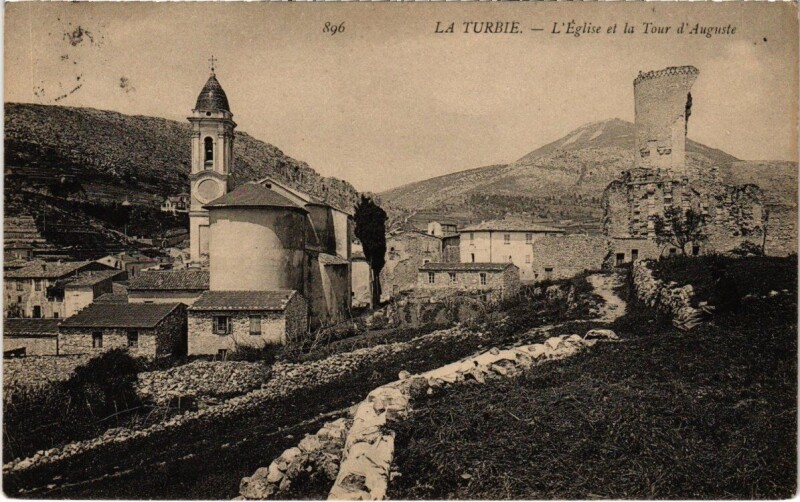 Carte postale ancienne La Turbie - L'Eglise et la Tour d'Auguste à La Turbie