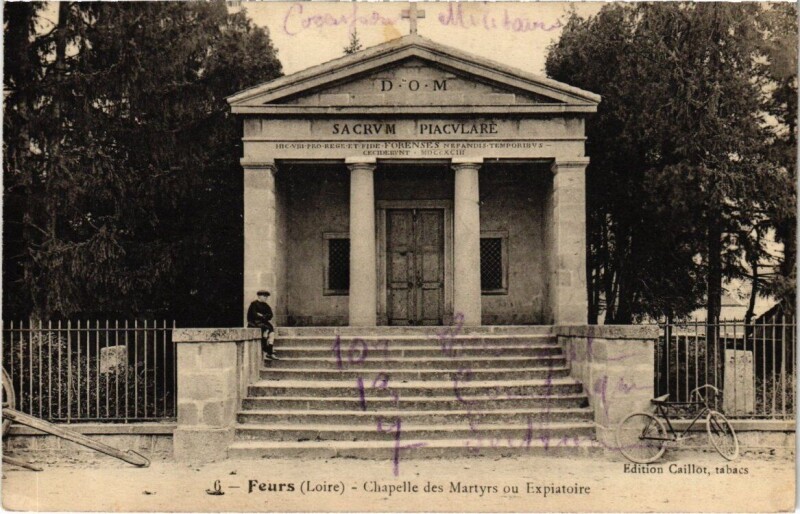 Carte postale ancienne Feurs - Chapelle des Martyrs ou Expiatoire à Feurs