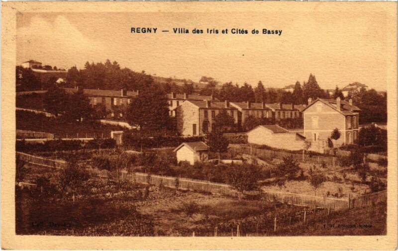 Carte postale ancienne Regny - Villa des Iris et Cités de Bassy à Régny