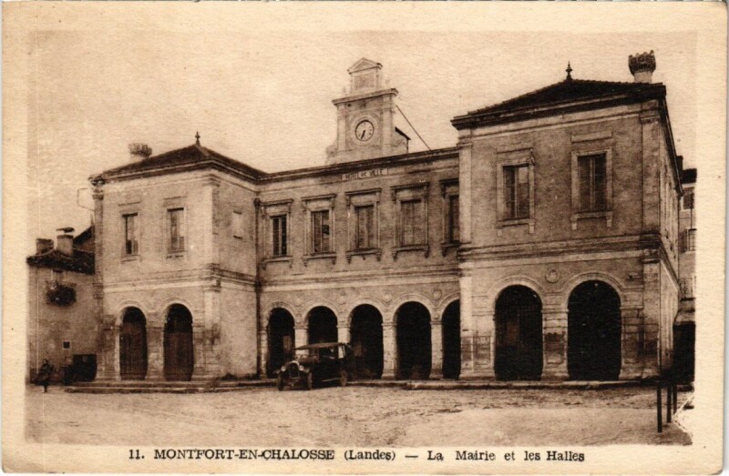 Carte postale ancienne Montfort en Chalosse - La Mairie et les Halles à Montfort-en-Chalosse