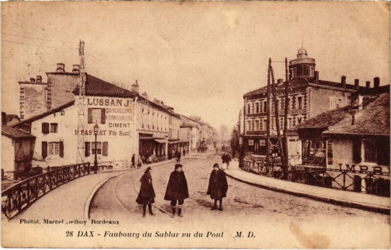 Carte postale ancienne Dax - Faubourg du Sablar vu du Pont à Dax