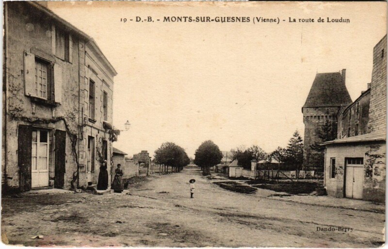 Carte postale ancienne Monts-sur-Guesnes - La route de Loudun à Monts-sur-Guesnes