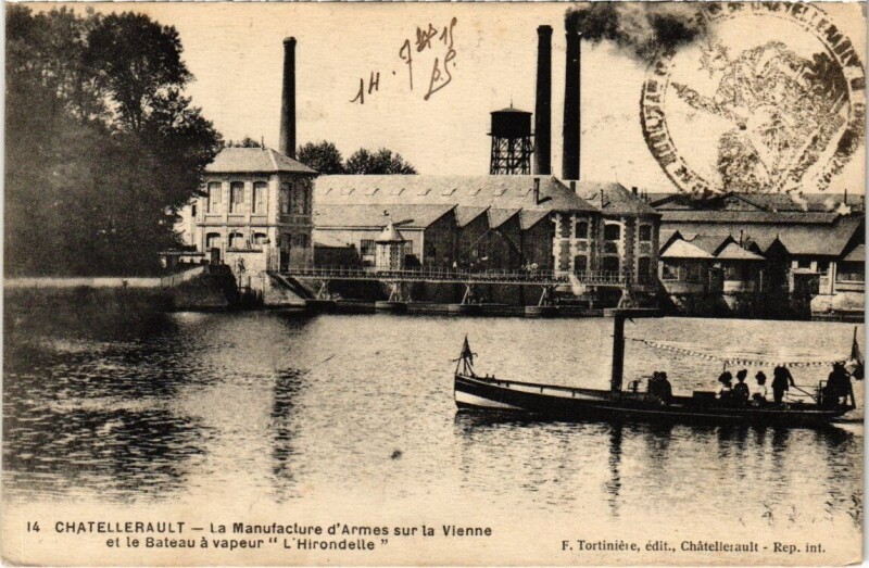 Carte postale ancienne Chatellerault - La Manufacture d'Armes sur la Vienne et le Bateau à Châtellerault