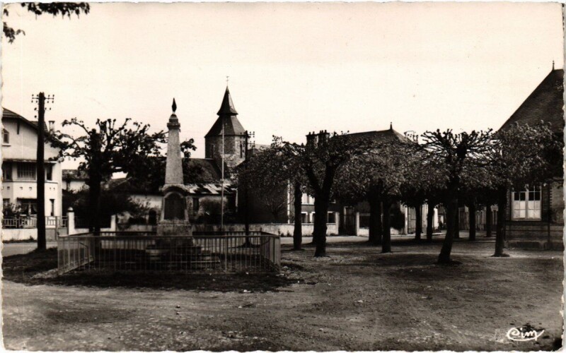 Carte postale ancienne Chaunay - Place du Marché et Monument aux Morts à Chaunay