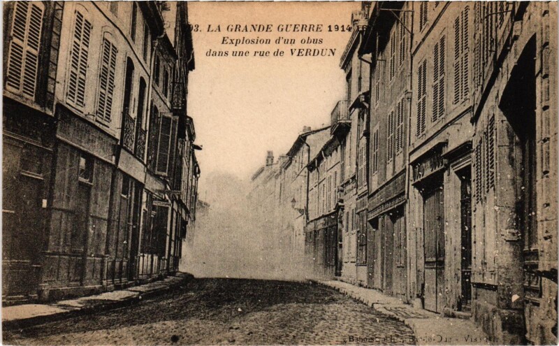 Carte postale ancienne Militaire Verdun - Explosion d'un obus dans une rue à Verdun
