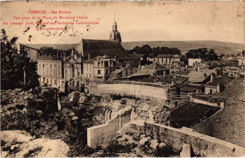 Carte postale ancienne Militaire Verdun - Ses Ruines - Vue prise de la Place à Verdun