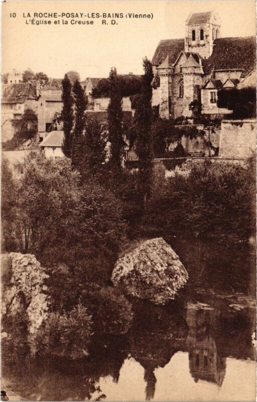 Carte postale ancienne La Roche Posay les Bains - L'Eglise et la Creuse à La Roche-Posay