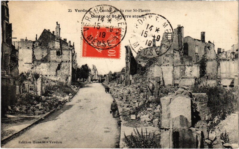 Carte postale ancienne Militaire Verdun - Centre de la rue Saint-Pierre à Verdun