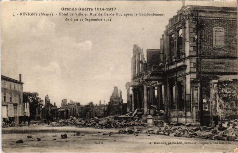 Carte postale ancienne Militaire Revigny - Hotel de Ville et Rue de Bar-le-Duc à Bar-le-Duc