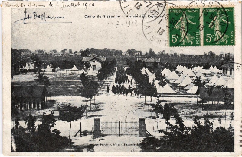Carte postale ancienne Militaire Camp de Sissonne - Arrivée d'un Régiment à Sissonne