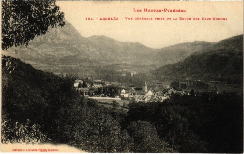 Carte postale ancienne Argeles - Vue générale prise de La Route des Eaux-Bonnes