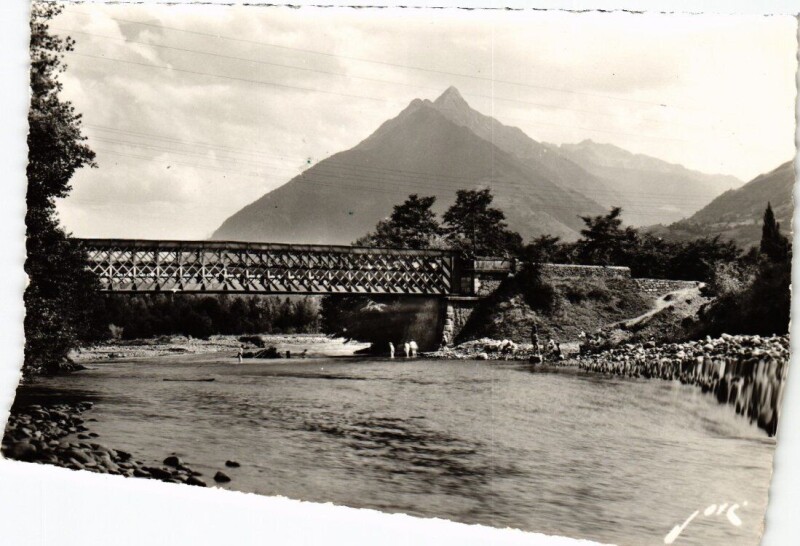 Carte postale ancienne Argeles-Gazost - Le Pont Tillos sur le Gave à Argelès-Gazost