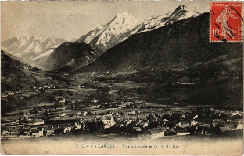 Carte postale ancienne Laruns - Vue générale et le Pic du Ger