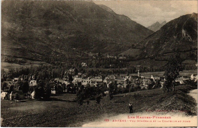 Carte postale ancienne Arrens - Vue générale et la Chapelle au Fond
