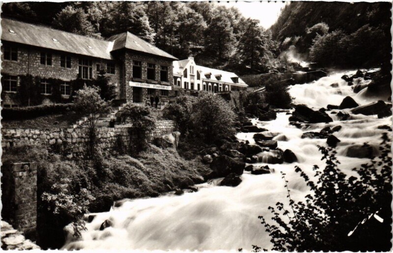 Carte postale ancienne Cauterets - La Raillére, les Griffons et la Cascade à Cauterets