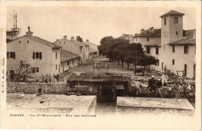 Carte postale ancienne Cannes - Ile Sainte-Marguerite - Rue des Officiers à Cannes