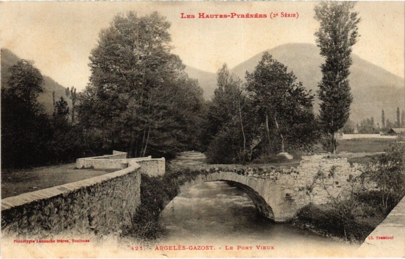 Carte postale ancienne Argeles-Gazost - Le Pont Vieux à Argelès-Gazost