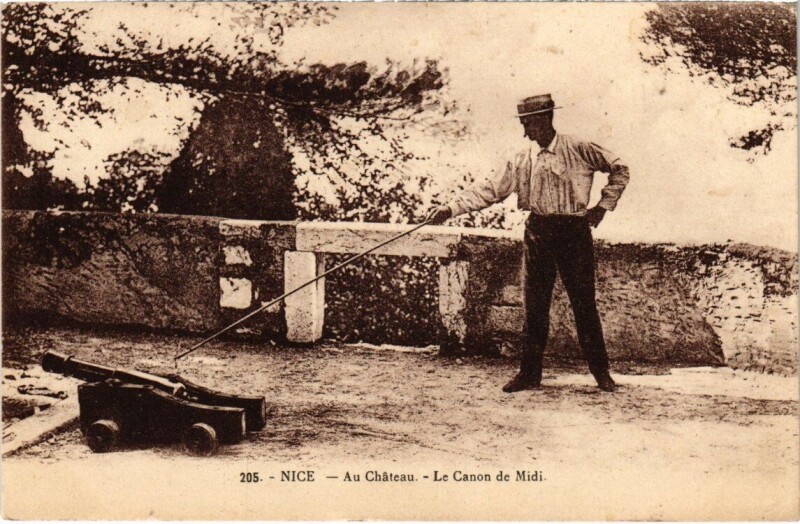 Carte postale ancienne Nice - Au Chateau - Le Canon de Midi à Nice