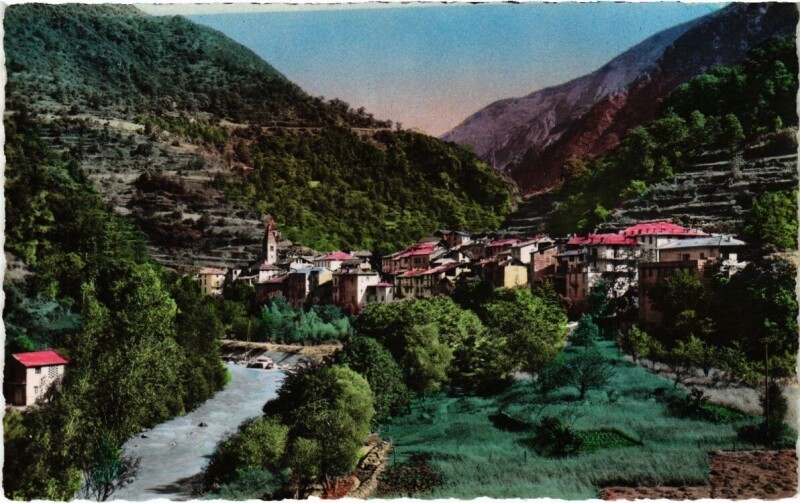 Carte postale ancienne Saint-Sauveur-sur-Tinee - Vue générale et la Tinée à Saint-Sauveur-sur-Tinée