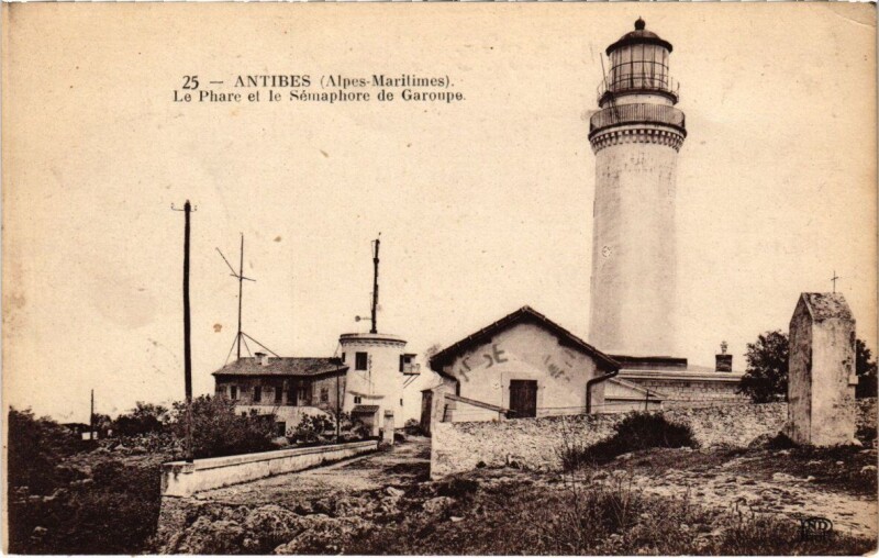 Carte postale ancienne Antibes - Le Phare et le Sémaphore de Garoupe à Antibes