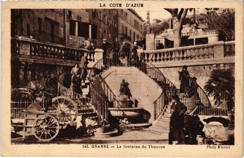 Carte postale ancienne Grasse - La fontaine du Thouron à Grasse