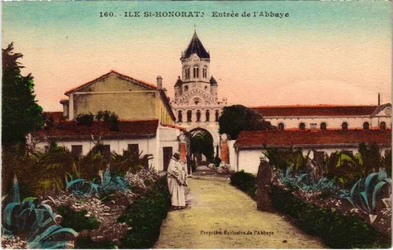 Carte postale ancienne Ile Saint-Honorat - Entrée de l'Abbaye