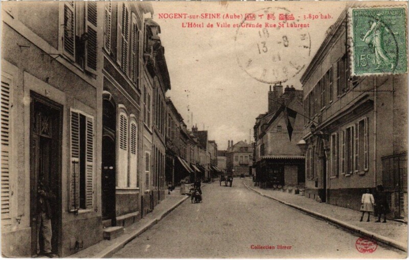 Carte postale ancienne Nogent-sur-Seine - Hotel de Ville et grande rue Saint-Laurent à Nogent-sur-Seine