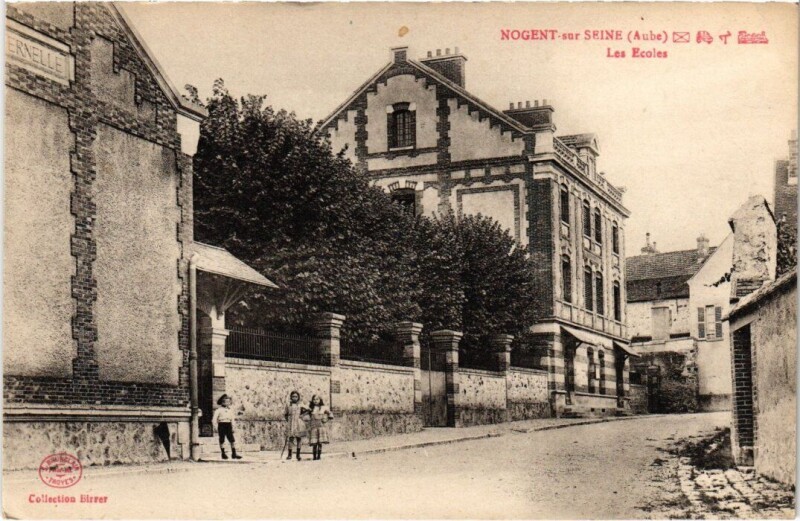 Carte postale ancienne Nogent-sur-Seine - Les Ecoles à Nogent-sur-Seine