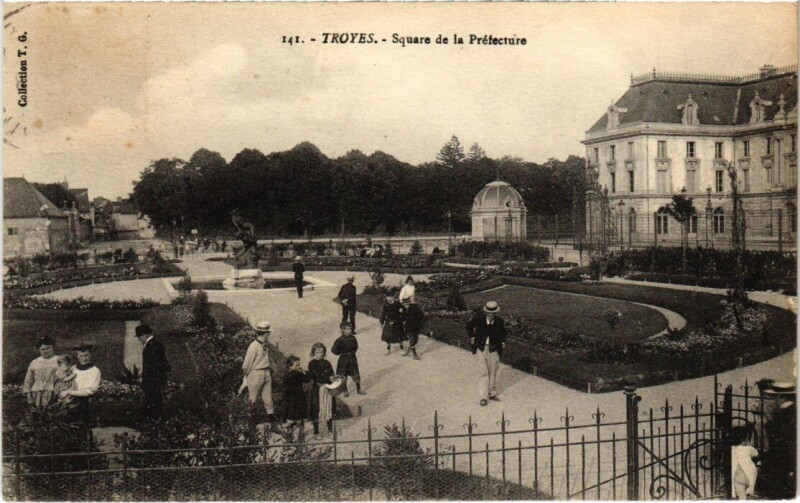 Carte postale ancienne Troyes - Square de la Préfecture à Troyes