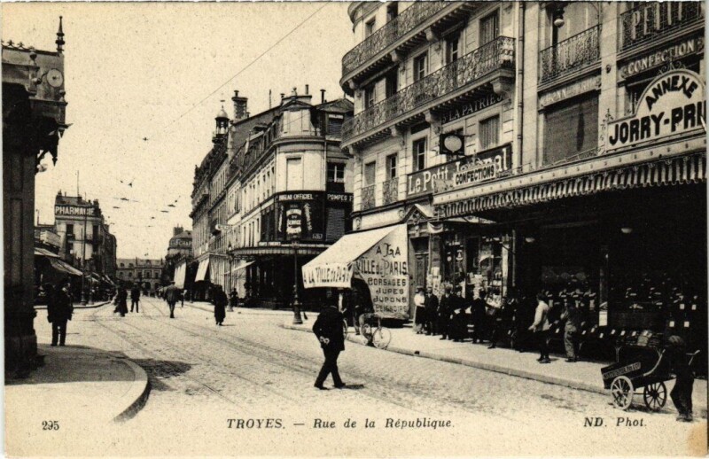 Carte postale ancienne Troyes - Rue de la République à Troyes