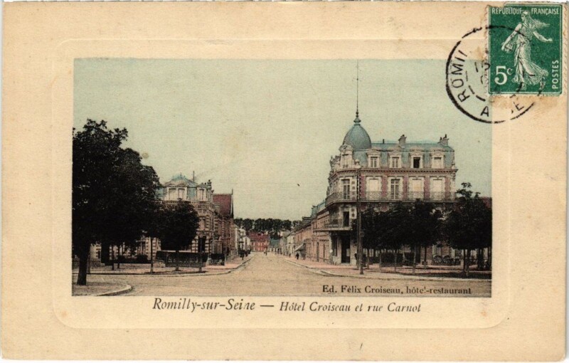 Carte postale ancienne Romilly-sur-Seine - Hotel Croiseau et rue Carnot à Romilly-sur-Seine