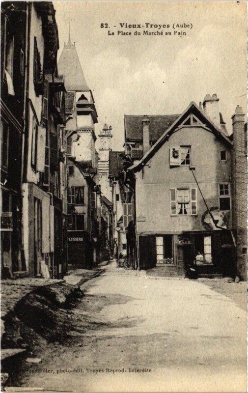Carte postale ancienne Vieux Troyes - La Place du mmarché au pain à Troyes