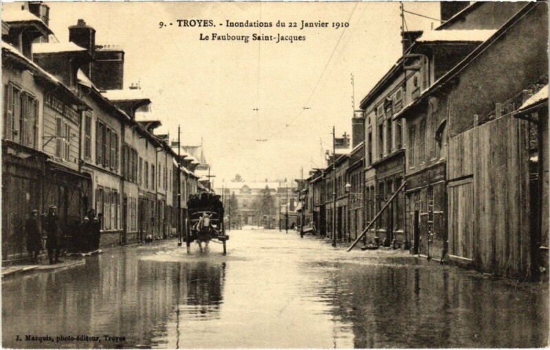 Carte postale ancienne Troyes - Indonation en 1910 Le Faubourg Saint-Jacques à Troyes
