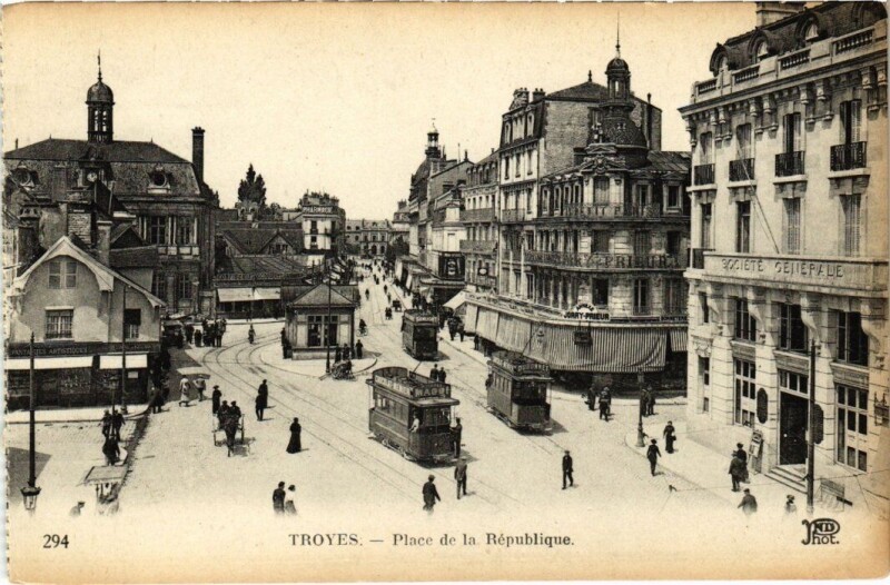 Carte postale ancienne Troyes - Place de la République à Troyes