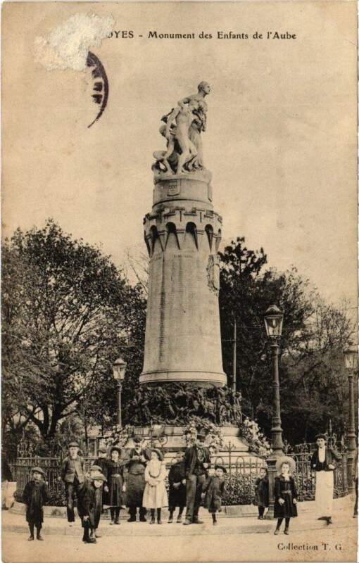Carte postale ancienne Troyes - Monument des enfants de l'Aube à Troyes