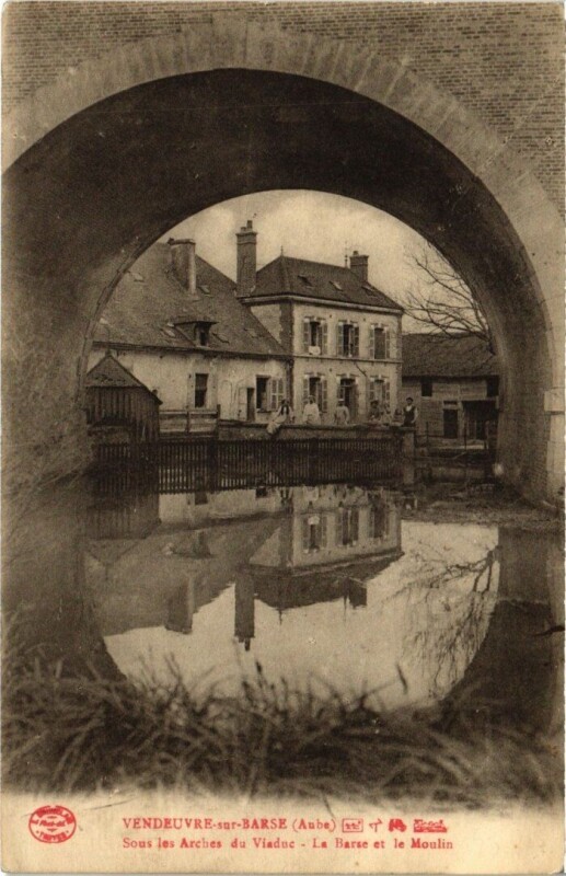Carte postale ancienne Vendeuvre-sur-Barse Sous les Arches du Viaduc, Moulin à Vendeuvre-sur-Barse