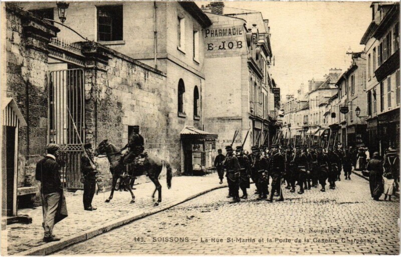 Carte postale ancienne Militaire - Soissons - La Rue Saint-Martin et la Poste à Soissons