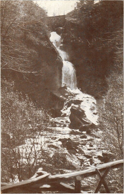 Carte postale ancienne Gimel - Parc Vuillier - 1re Chute - Vue d'Ensemble