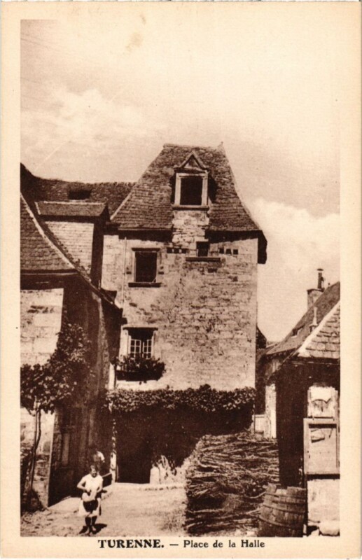 Carte postale ancienne Turenne - Place de la Halle à Turenne