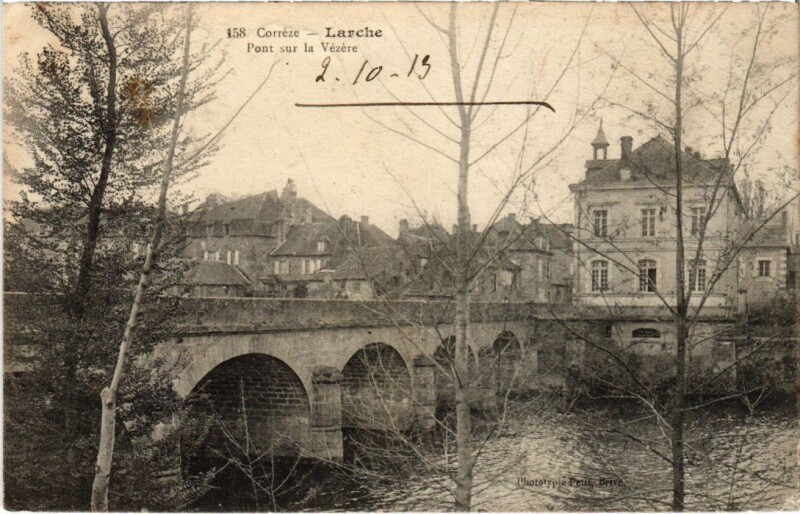 Carte postale ancienne Larche - Pont sur la Vezere à Larche