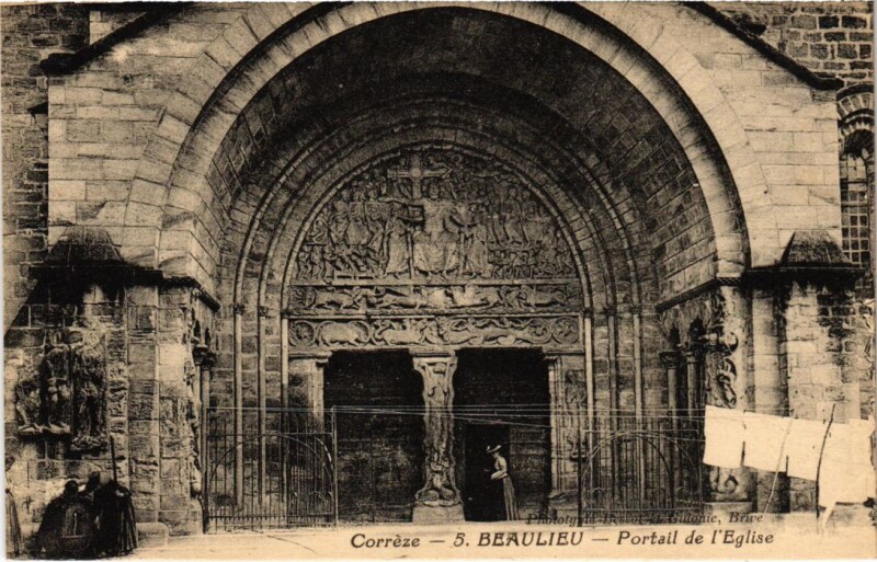 Carte postale ancienne Beaulieu - Portail de l'Eglise